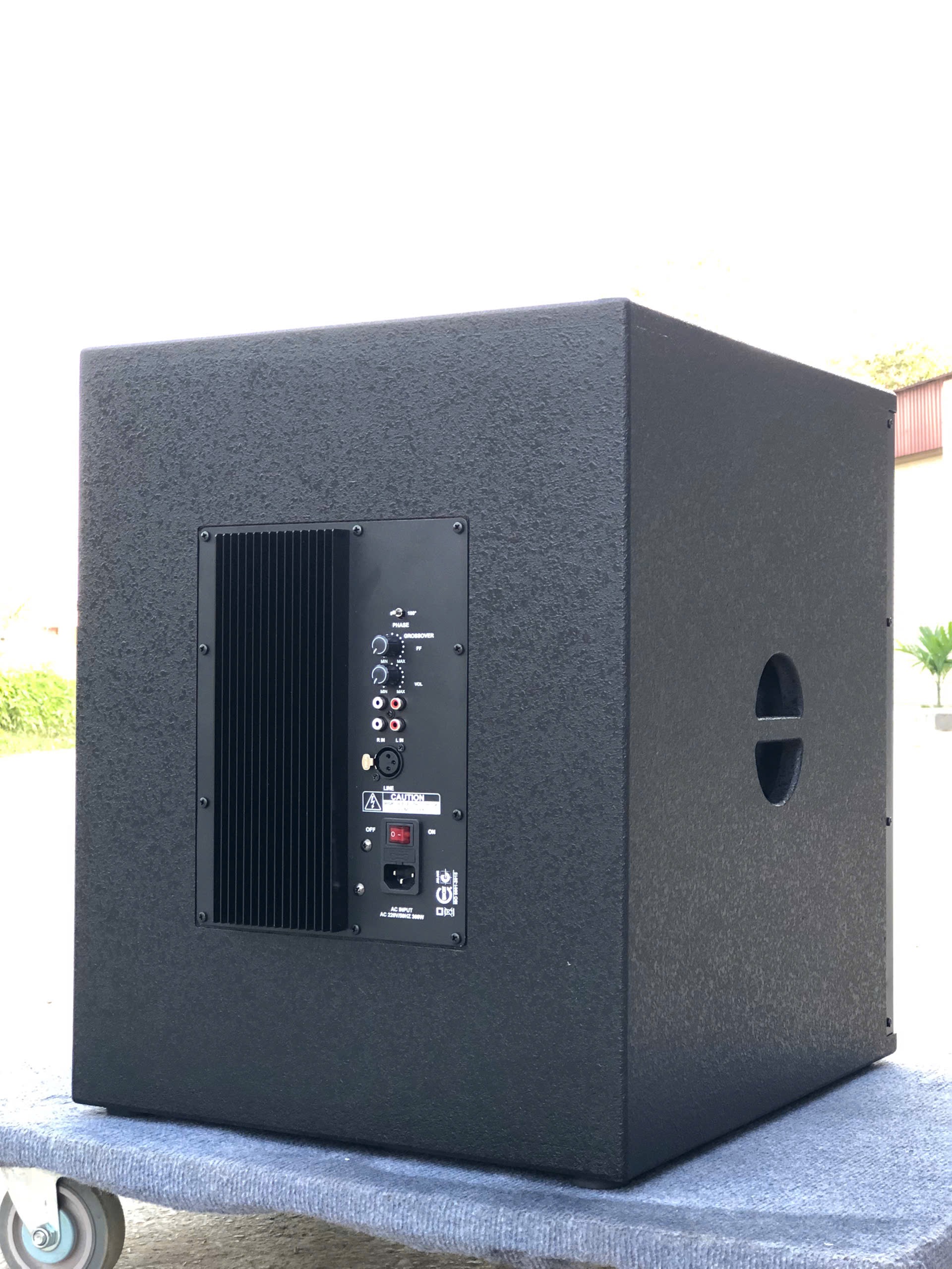 Sub liền công xuất với đa cổng kết nối dải tần đáp ứng từ 32Hz-160Hz, trở kháng 8ohm 